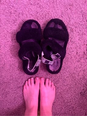 WELL WORN woman’s Ugg slipper sandals with visible toe prints 🖤